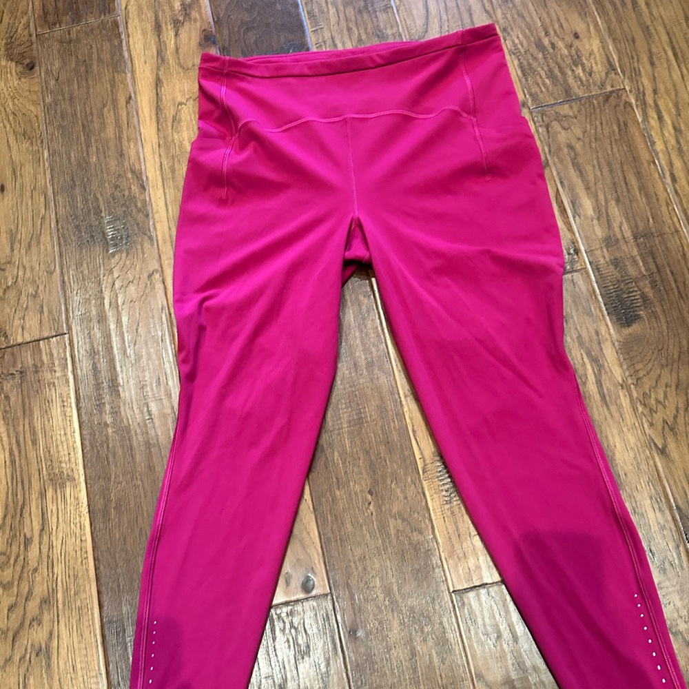 Lululemon Swift Speed High-Rise Tight 28"
Wild Berry.